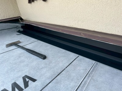 【城陽市】瓦屋根をカラーベストへ葺き替え！取り合い部の板金水切り施工の重要性